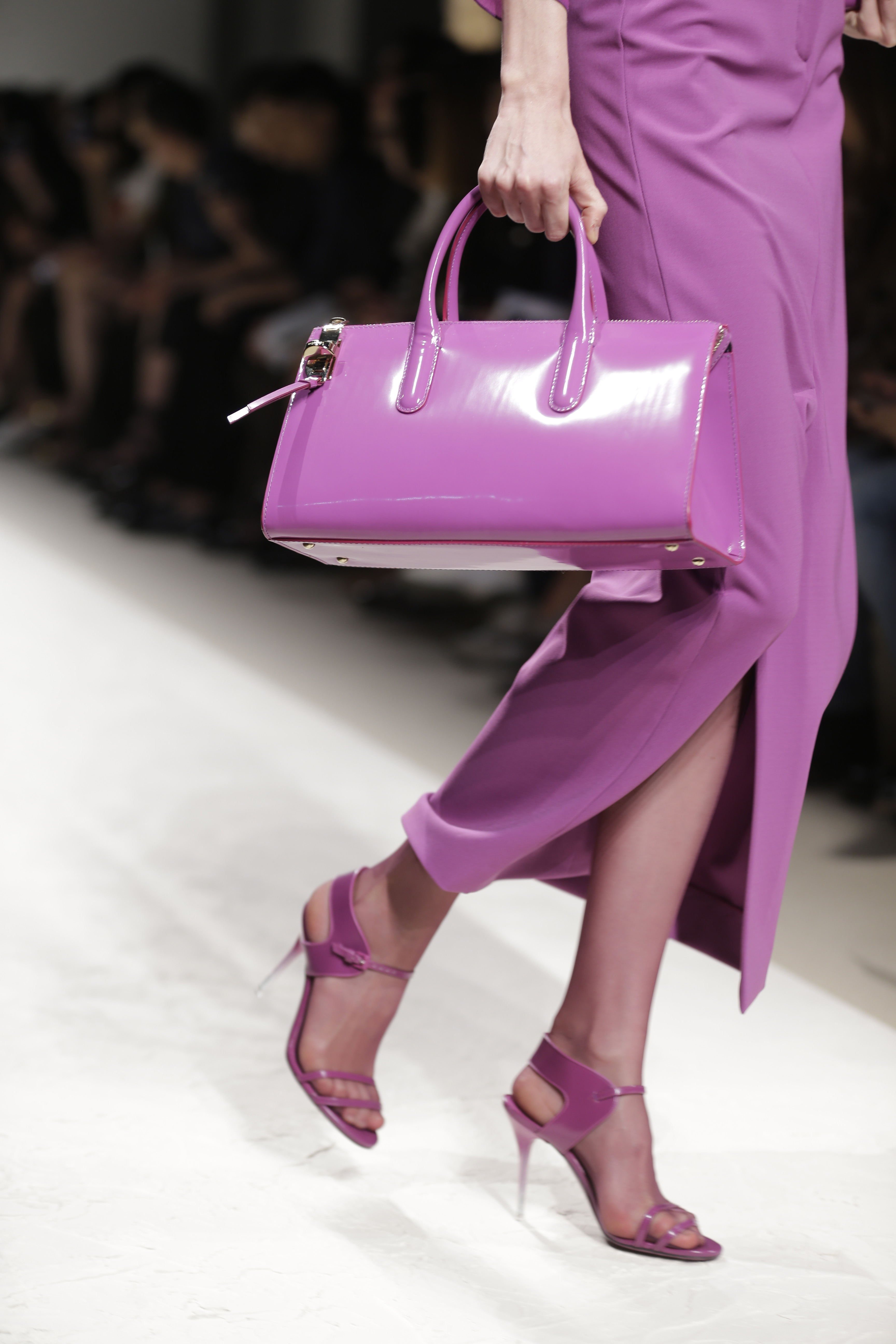 Odtieň žiarivej orchidey v kolekcii Max Mara na jar a leto 2014.