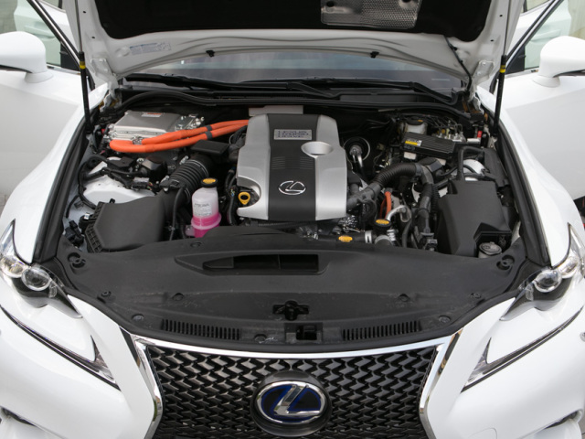 Šesťvalec z IS 250h pod kapotou hybridu nehľadajte. Nahradil ho 4-valec s tým istým objemom, no spojený s elektromotorom a planétovou prevodovkou e-CVT. Celkový výkon je 164 kW.