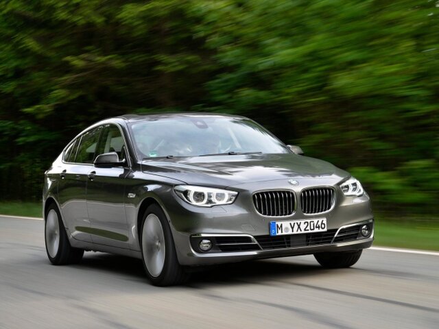 Nové BMW 5 GT spoznáte podľa užších predných svetiel a prepracovaného nárazníka. Smerové svetlá sa presťahovali z blatníkov do spätných zrkadiel.