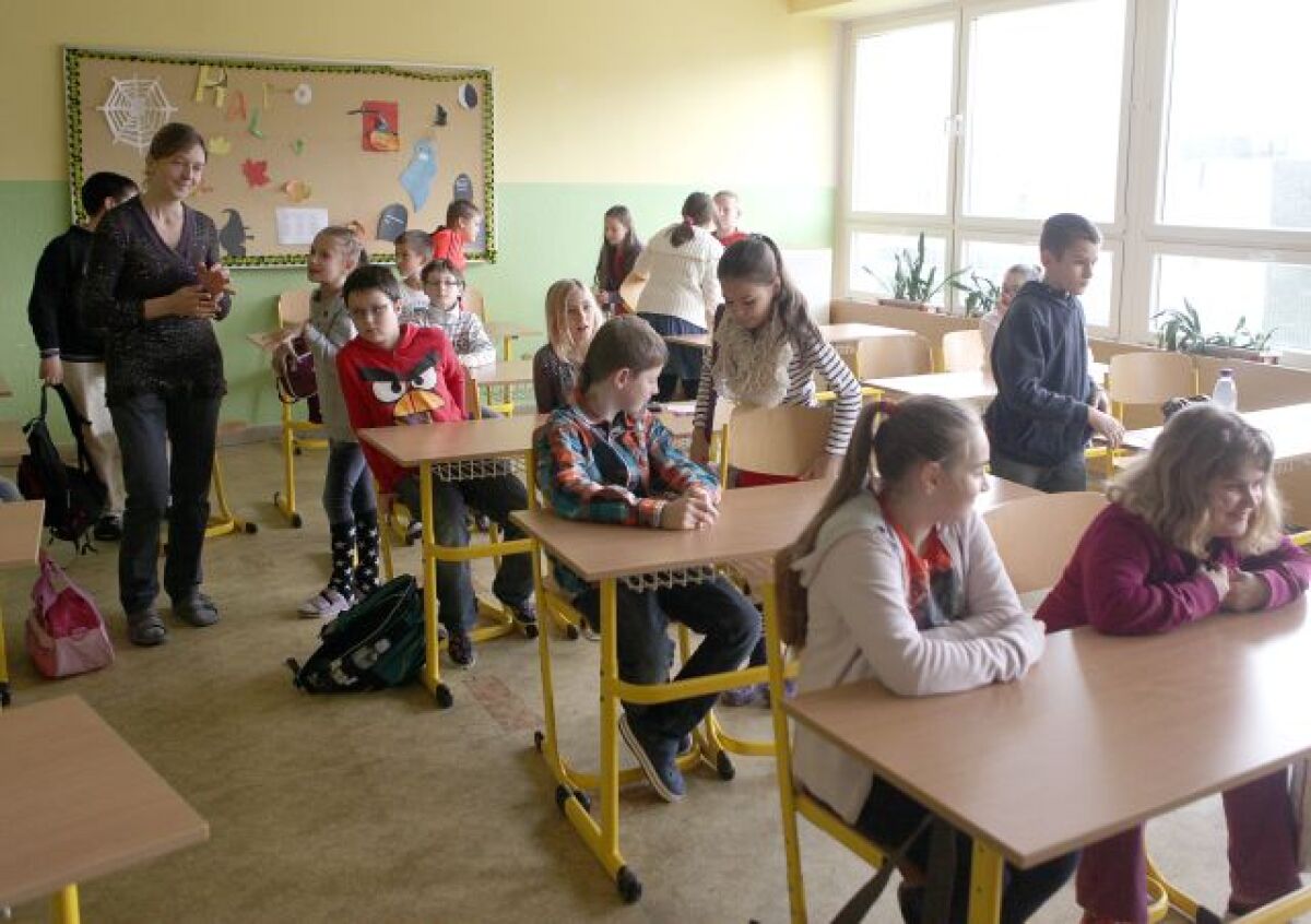 monitor, žiak, škola, trieda, učiteľ