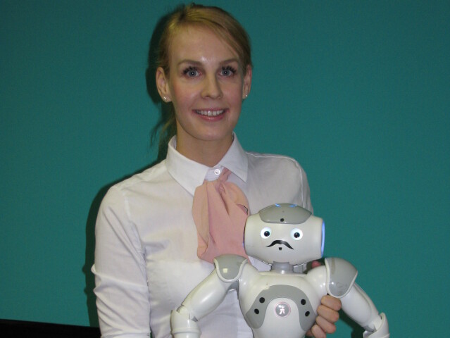 Mária Virčíková s robotom Naom.