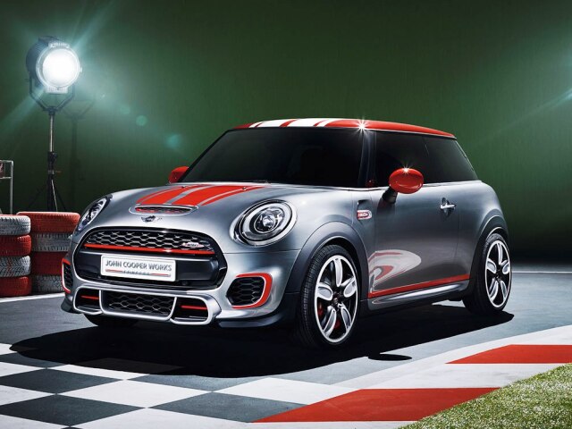 Mini JCW Concept dostalo kontrastný strieborno-červený náter, diódové svetlá a neprehliadnuteľný aerodynamický bodykit.