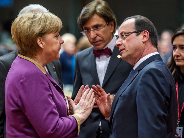 Nemecká kancelárka Angela Merkelová hovorí 15. marca s francúzskym prezidentom Francoisom Hollandom (vpravo) na summite v Bruseli. V priebehu roka sa ako opatrenie proti dlhovej kríze postupne formovala v EÚ banková únia.