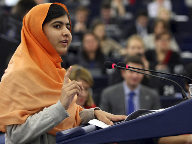 Pakistanská školáčka Malala Júsufzaiová reční v novembri v Európskom parlamente v Štrasburgu po tom, ako získala Sacharovovu cenu, najvyššie ocenenie v oblasti ľudských práv. Malala žiadala EÚ, aby pomohla miliónom detí, ktorým je odopreté vzdelávanie.