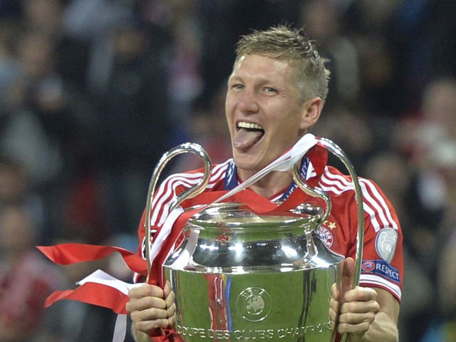 Futbalista Bastian Schweinsteiger dvíha trofej po tom, ako Bayern Mníchov 25. mája vyhral finálový zápas Ligy šampiónov proti Borussii Dortmund na štadióne Wembley v Londýne.