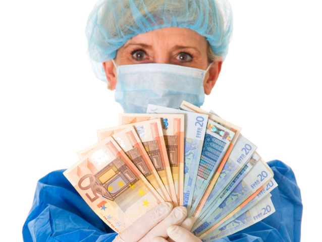 lekár, doktor, peniaze, úplatok,