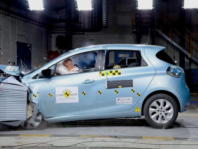 V triede superminy si odniesol zlato elektrický Renault Zoe. V BMW musia zúriť. Ich hriešne drahý elektromobil i3 nemal totiž na viac ako na štyri hviezdičky.