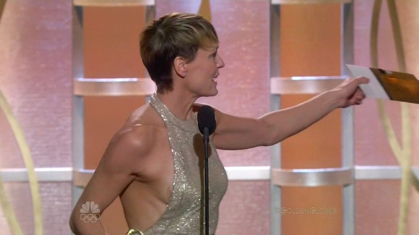 Herečka Robin Wright počas preberania ceny Zlatý glóbus odhalila časť poprsia.