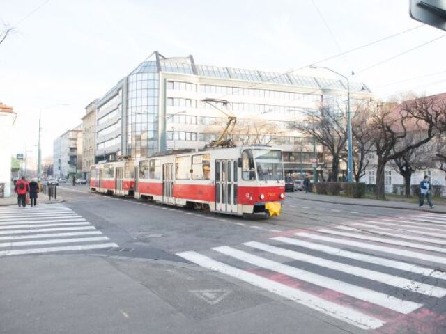 Problémová križovatka pri Základnej škole a Gymnáziu na Vazovovej ulici.