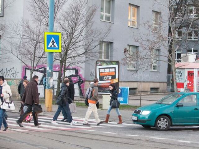 V druhej polovici priechodu musia chodci dávať pozor na prichádzajúce autá od Rače aj z Vazovovej ulice.