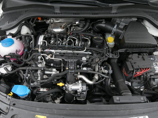 Slabší diesel 1,6 TDI s výkonom 66 kW je pod kapotou Rapidu novinkou. S relatívne ľahkým autom však nemá väčšie problémy a spotrebu má pritom prísne na uzde.