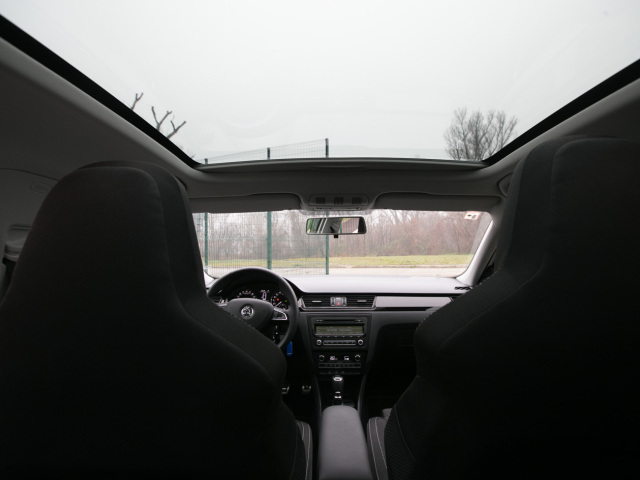 Panoramatické strešné okno je síce efektné, ale v zime chladí a v lete prehrieva interiér. Mauálne ovládanie priesvitnej clony navyše znamená, že k jej zadnej časti po stiahnutí zo sedadla spolujazdca nedočiahnete.