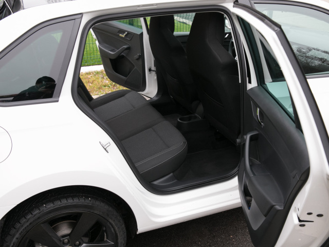 Vzadu ponúka Spaceback veľa miesta na nohy a o pár centimetrov väčšiu priestorovú rezervu nad hlavou. Úzka stavba karosérie však nie je naklonená tretiemu cestujúcemu.