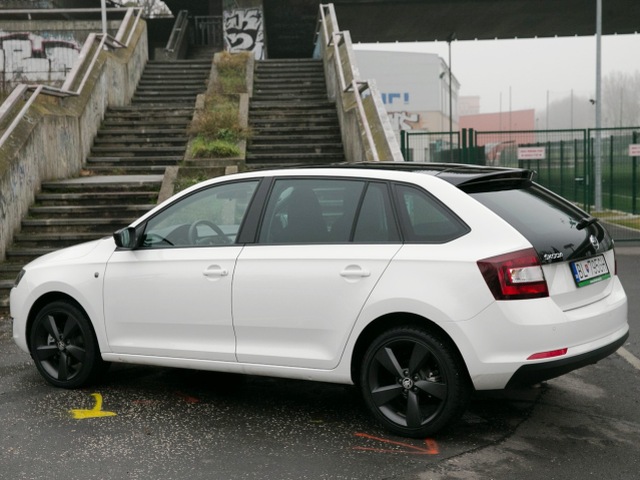 Verzia AM Skyline disponuje panoramatickou strechou, predĺženým zadným oknom ale aj 17-palcovými diskami kolies a matnou úpravou svetiel. Táto paráda vás však v porovnaní s verziou Ambition, z ktorej vychádza, stojí približne 1 600 eur.