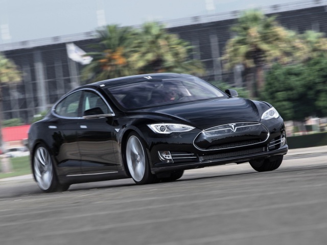 Tesla S možno nie je taká dokonalá ako jej imidž priam hraničiaci s bezbrehou popularitou výrobkov Apple.