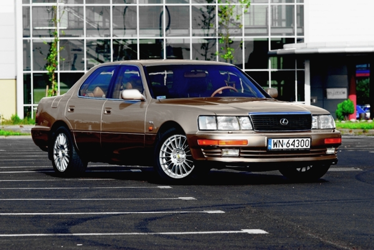 Lexus LS 400
