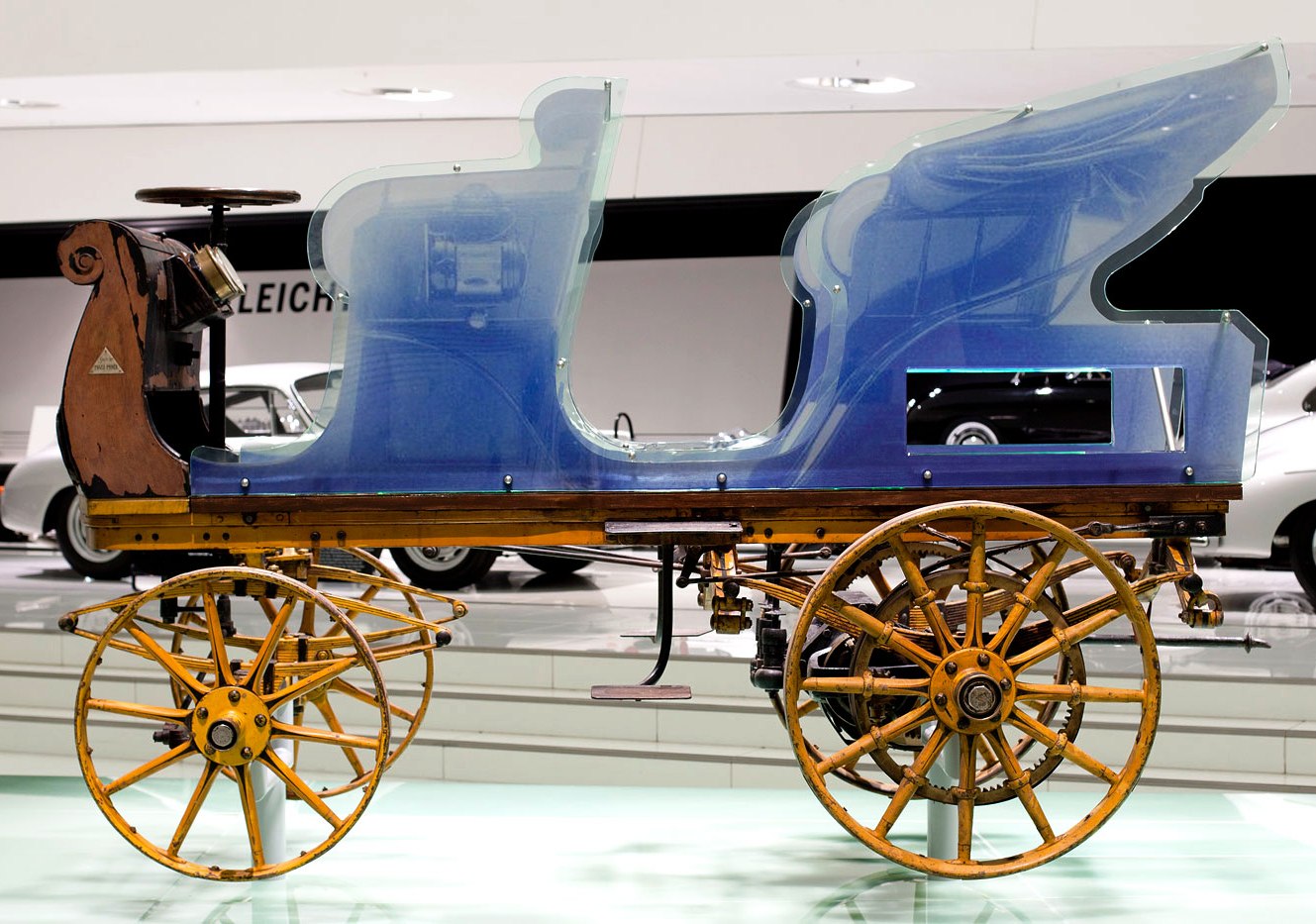 Elektromobil Egger-Lohner bol prvým konštruktérskym počinom Ferdinanda Porscheho. Mal vtedy len 23 rokov.