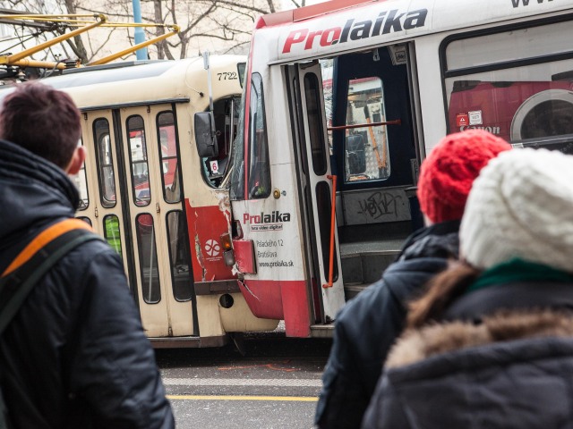 Prítomní ľudia pozorujúci odstraňovanie nehody dvoch električiek na Radlinského ulici.