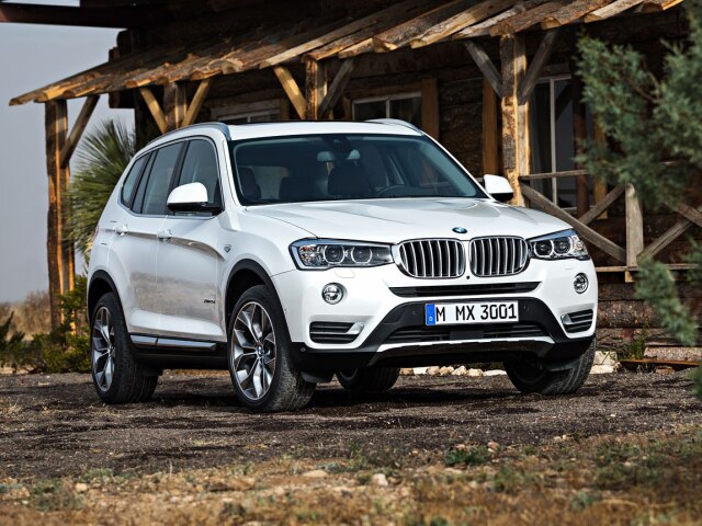Ľahkú identifikáciu modernizovaného BMW X3 zabezpečujú nové svetlá pretiahnuté až k centrálnym ľadvinkám. Vybavené môžu byť LED technológiou.
