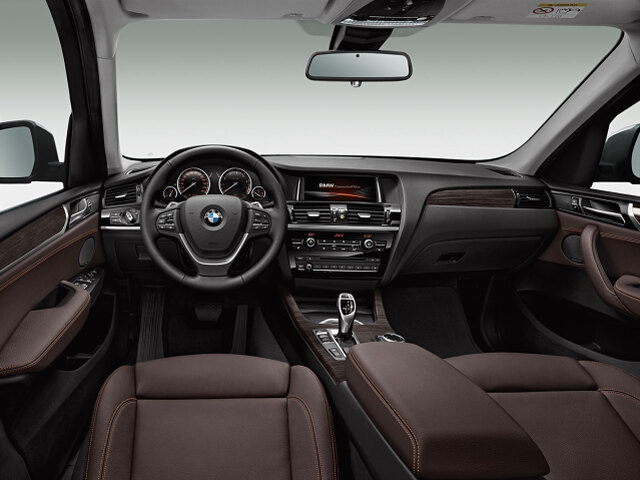 V interiéri pribudol touch pad na kruhovom ovládači najnovšej generácie rozhrania iDrive, sériový kožený volant a audio BMW Professional.