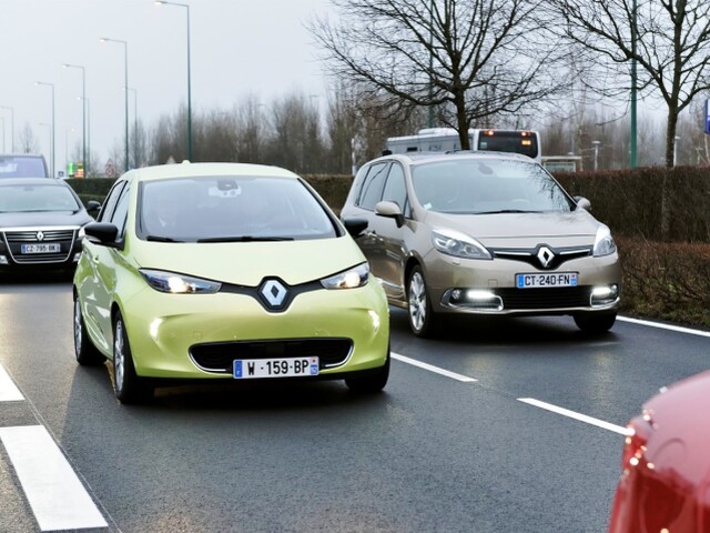 Štúdia Next Two je postavená na základe sériového elektromobilu Renault Zoe. A hoci si navonok nič nevšimnete, množstvo kamier a senzorov umožňuje autonómne riadenie.