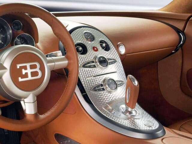 Interiér Veyronu ponúkal na rozdiel od Ferrari, Lamborghini, Lotusov či McLarenov nedostižný komfort.