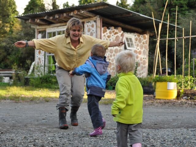 Popri práci sa našiel vždy čas na hru. Farmárka Beth si našich chlapcov veľmi obľúbila.