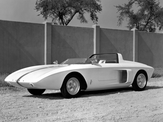 Pred príchodom nového Mustanga vznikli dva rovnomenné koncepty. So sériovým modelom však nemali veľa spoločného. Štúdie z roku 1962 a 1963 mali totiž motor umiestnený vzadu.