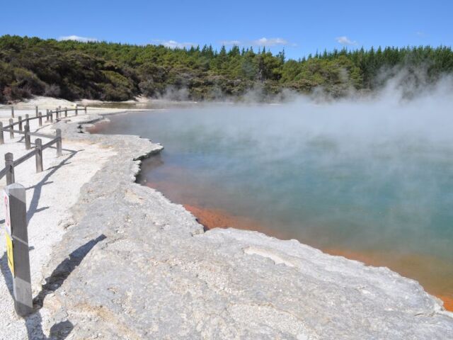 Geotermálny park Wai –O- Tapu v oblasti Rotoura, ktorá je známa horúcimi gejzírmi a bublajúcim bahnom.