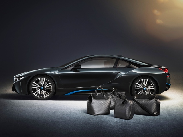 Batožina Louis Vuitton je priamo inšpirovaná materiálmi a farebnosťou elektromobilu BMW i8. Potom neprekvapí, že je tiež vyrobená z uhlíkových vlákien.