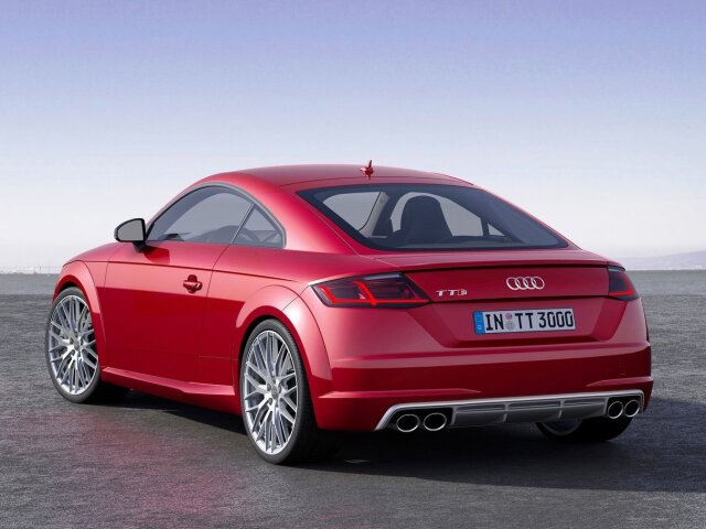 Audi TTS spoznáte podľa agresívnejšej masky, 18-palcových kolies, rozšírených prahov, ale aj štvorice koncoviek výfukov po stranách zväčšeného difúzora.