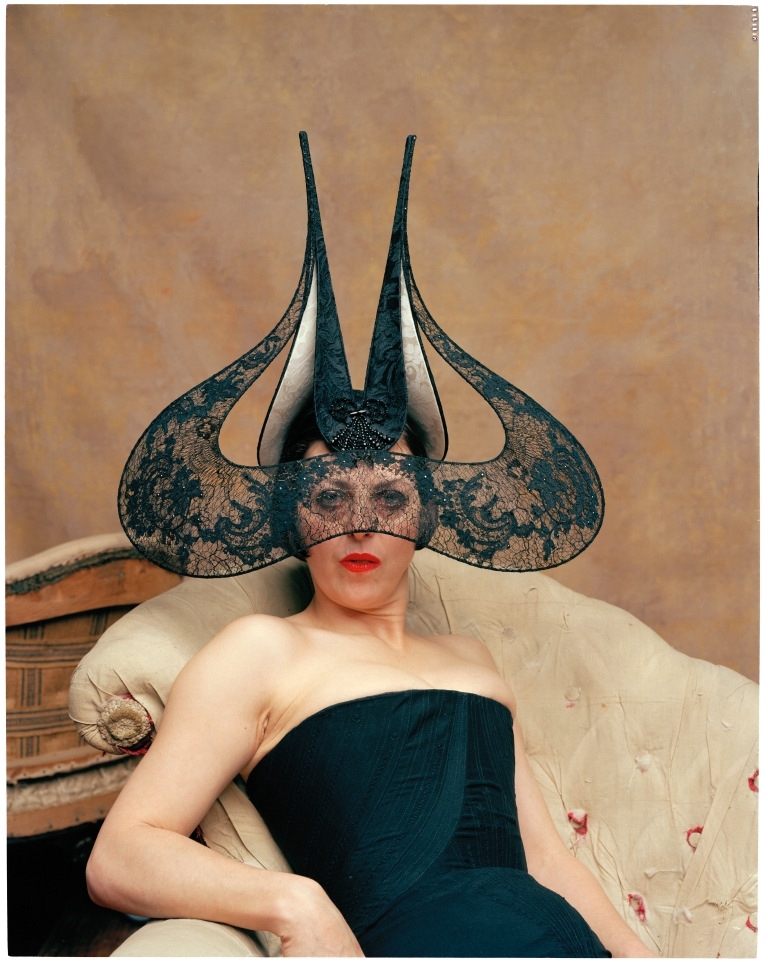 Módna editorka, ikona Isabella Blow na portréte Diega Uchitela.