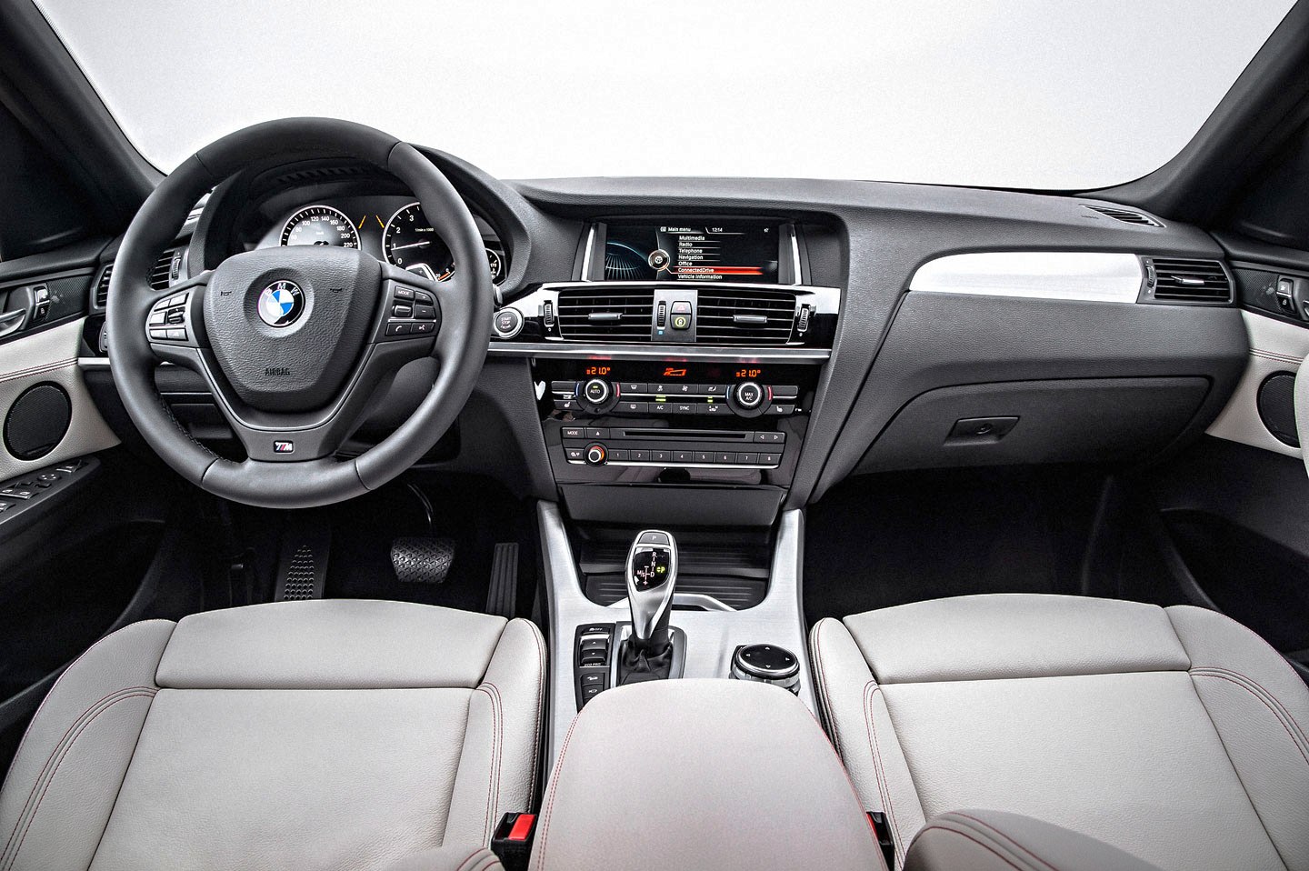 Interiér preberá väčšinu modulov vrátane palubnej dosky z BMW X3. Cestujúci však sedia o 20 mm nižšie, to platí aj o zadných pasažieroch.