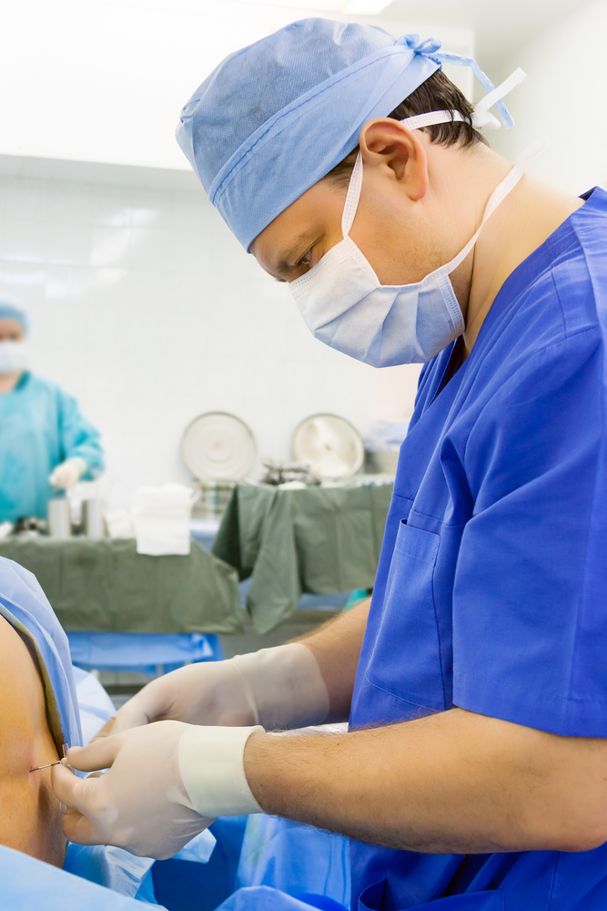 Gynekológ s anesteziológom musia spolupracovať.