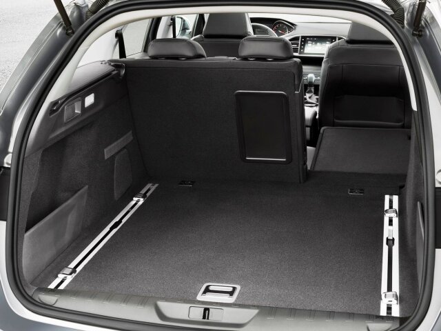 Pod zadným veko ukrýva 308 SW jeden z najväčších batožinových priestorov v triede. Základný objem je 610 litrov, teda presne toľko, ako má Škoda Octavia. S rezervným kolesom je to o 47 litrov menej.