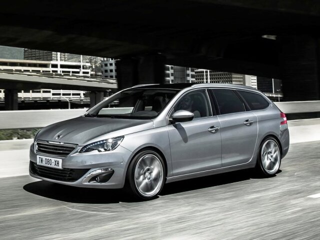 Aj Peugeot 308 SW ctí pokojné a uhladené línie. Najvyššie verzie sú štandardne vybavené full LED svetlami s 31 diódami v každom z reflektorov.