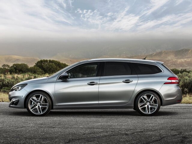 V porovnaní s hatchbackom je kombi až o 33 cm dlhšie. Z toho 11 cm pripadá na rázvor náprav a 22 na zadný previs. Čistotu línií podporuje jednodielne okno druhého páru dverí.