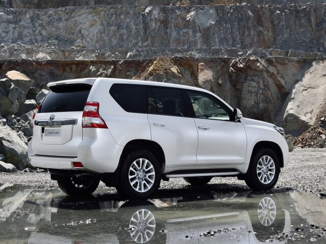 Vzadu spoznáte vynovený Land Cruiser vďaka väčšiemu modulu pre uchytenie poznávacej značky, ale aj novým svetlám.