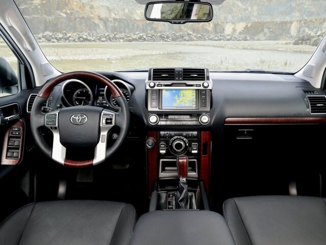Interiér ponúka nový optitrónový prístrojový panel s TFT displejom, nové dotykové rozhranie Toyota Touch 2 s navigáciou, ale aj úplne nový panel ovládania terénnych systémov.