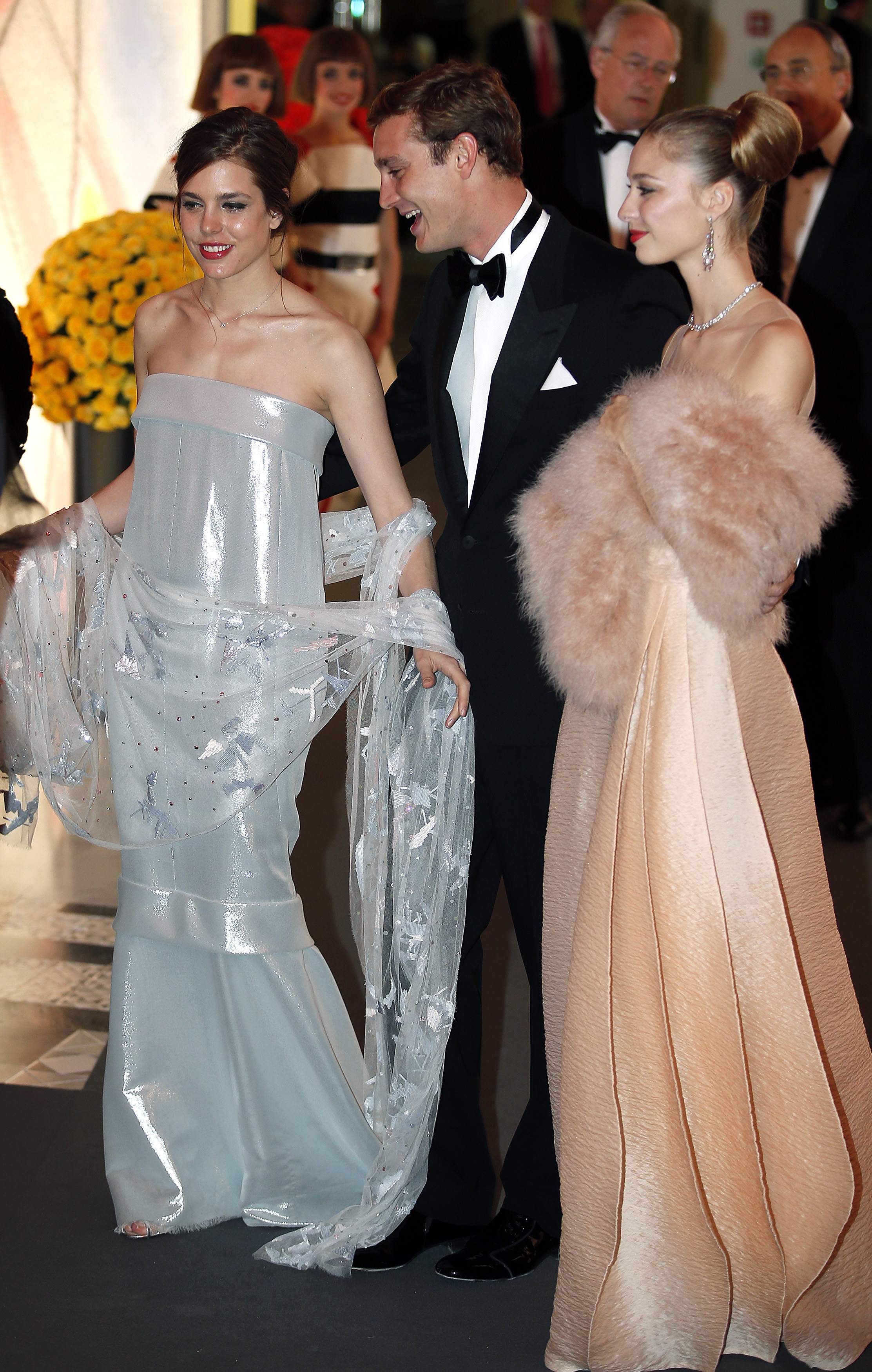 Súrodenci Charlotte a Pierre Casiraghi (vľavo a v strede) v spoločnosti Pierrovej priateľky Beatrice Borromeo.