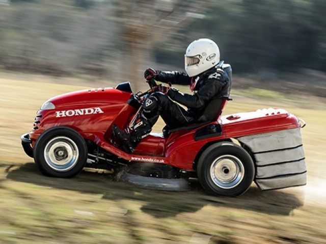 Honda Mean Mower pritom nezabúda na svoje pôvodné poslanie - je to stále kosačka, ktorá dokáže pokosiť váš trávnik.