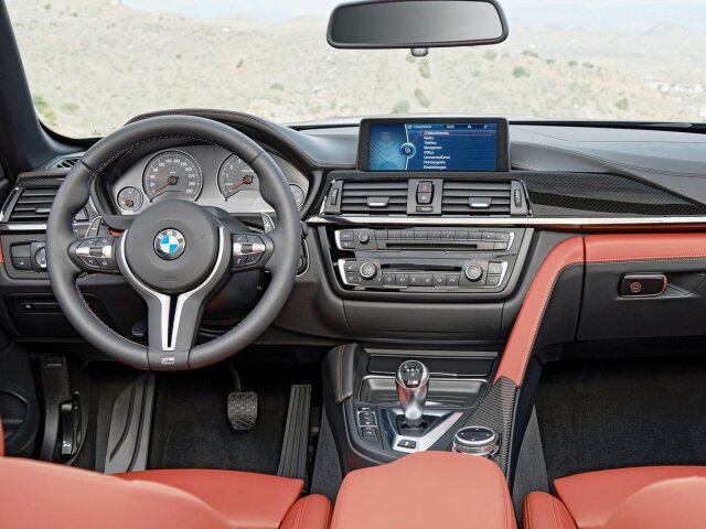 Interiér je nabitý M-príslušenstvom. Okrem bielych prístrojov napríklad aj podsvietenými logami BMW M v opierkach hláv.