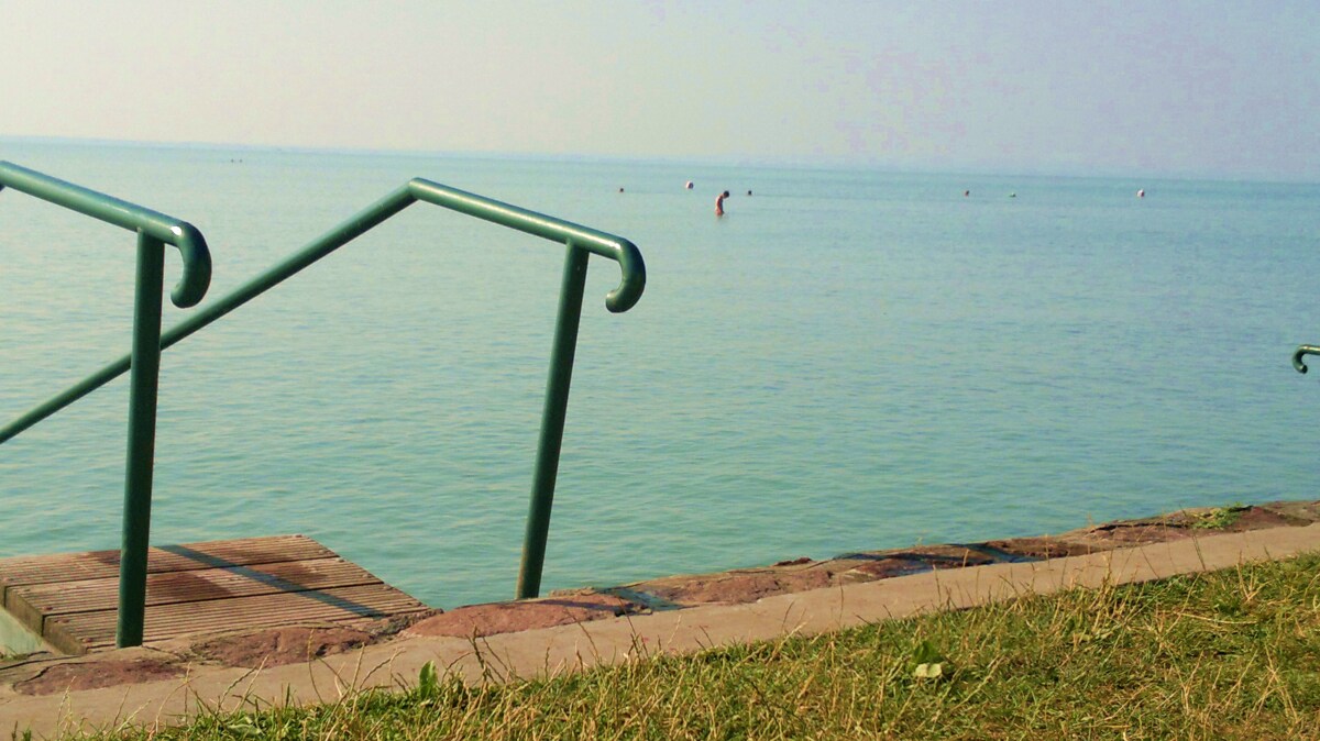 Koľko kilometrov sa približne preplavíte pri výlete loďou na Balatone z mesta Balatonfüred do Siófoku?