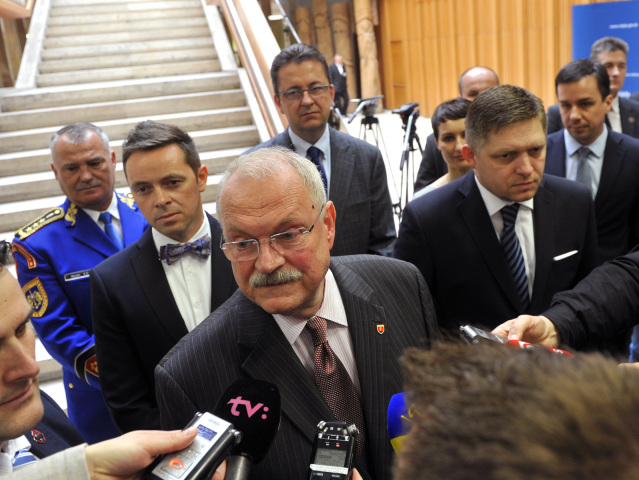 Marek Trubač (druhý zľava) pracoval v tíme prezidenta Gašparoviča počas oboch funkčných období.