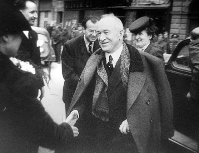Prezident obnovenej ČSR Edvard Beneš sa 8. mája 1945 vybral z Košíc na cestu vlakom najprv do Banskej Bystrice a potom aj do Bratislavy. Za ním v klobúku manželka Hana a v predklone Gustáv Husák, v tom čase podpredseda SNR a povereník pre veci vnútorné.