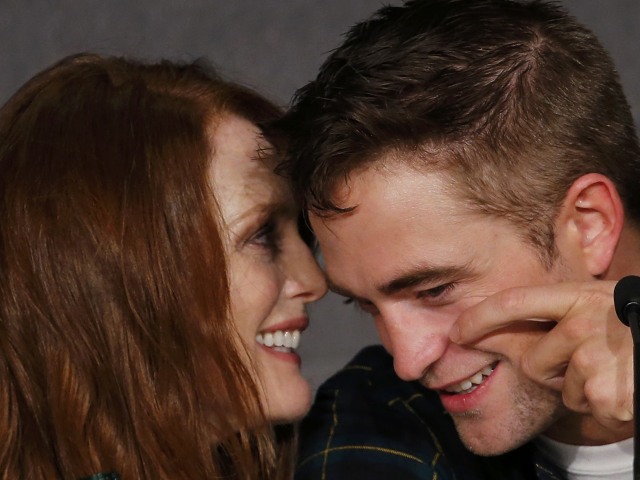 Robert Pattinson a Julianne Moore