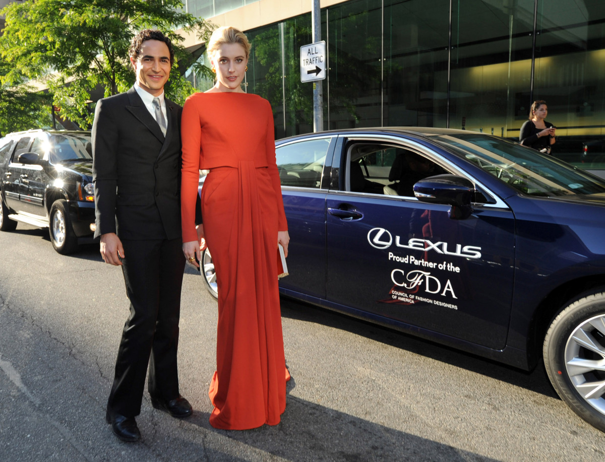Dizajnér Zac Posen prišiel v spoločnosti herečky Grety Gerwig.
