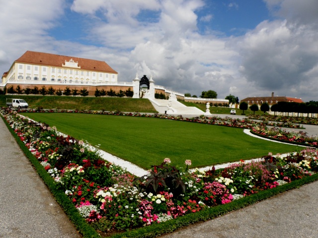Schloss Hof, terasa s kvetinovými záhonmi.