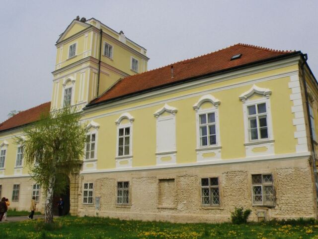 Predné priečelie zámku v Oberrsiebenbrunne, ktorý teraz slúži ako kláštor koptskej cikrvi v Rakúsku.