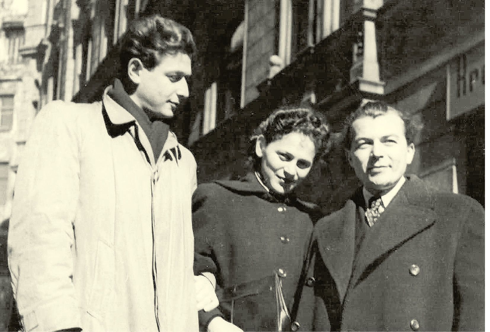 Manželia Edita a Ladislav Grosmanovci na archívnej fotografii s rodinným priateľom Arnoštom Lustigom (vľavo). Tento český židovský spisovateľ ich presvedčil, aby rovnako ako on po okupácii Československa v roku 1968 emigrovali do Izraela.